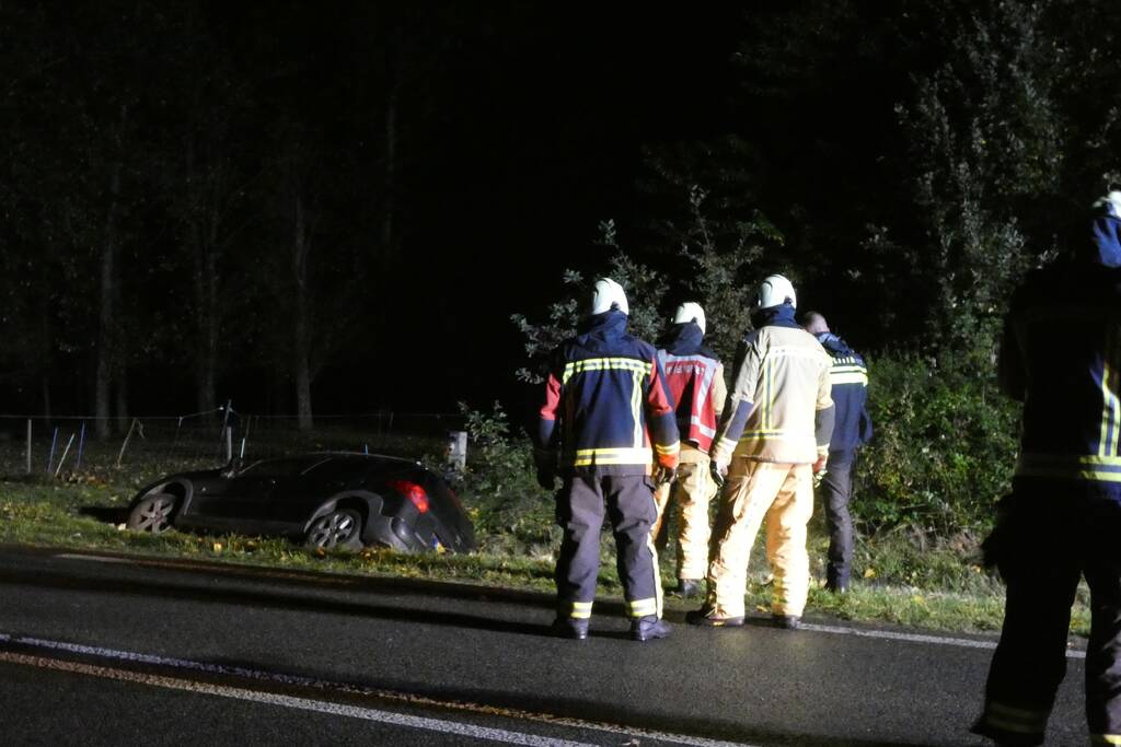 Auto belandt in greppel, bestuurder gevlucht
