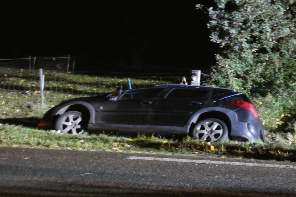 Auto belandt in greppel, bestuurder gevlucht