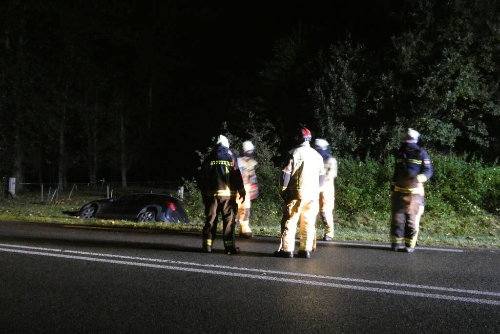 Auto belandt in greppel, bestuurder gevlucht