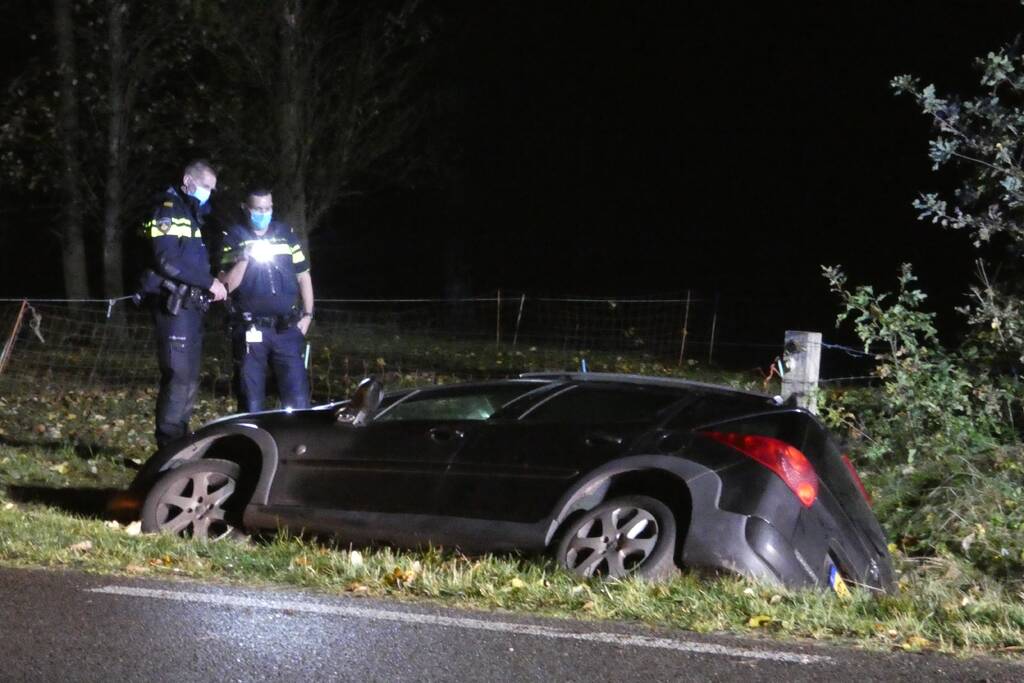 Auto belandt in greppel, bestuurder gevlucht