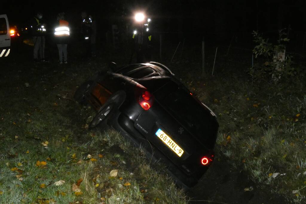 Auto belandt in greppel, bestuurder gevlucht