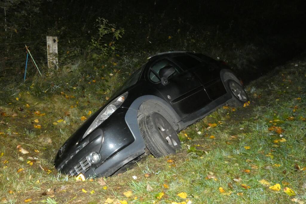 Auto belandt in greppel, bestuurder gevlucht