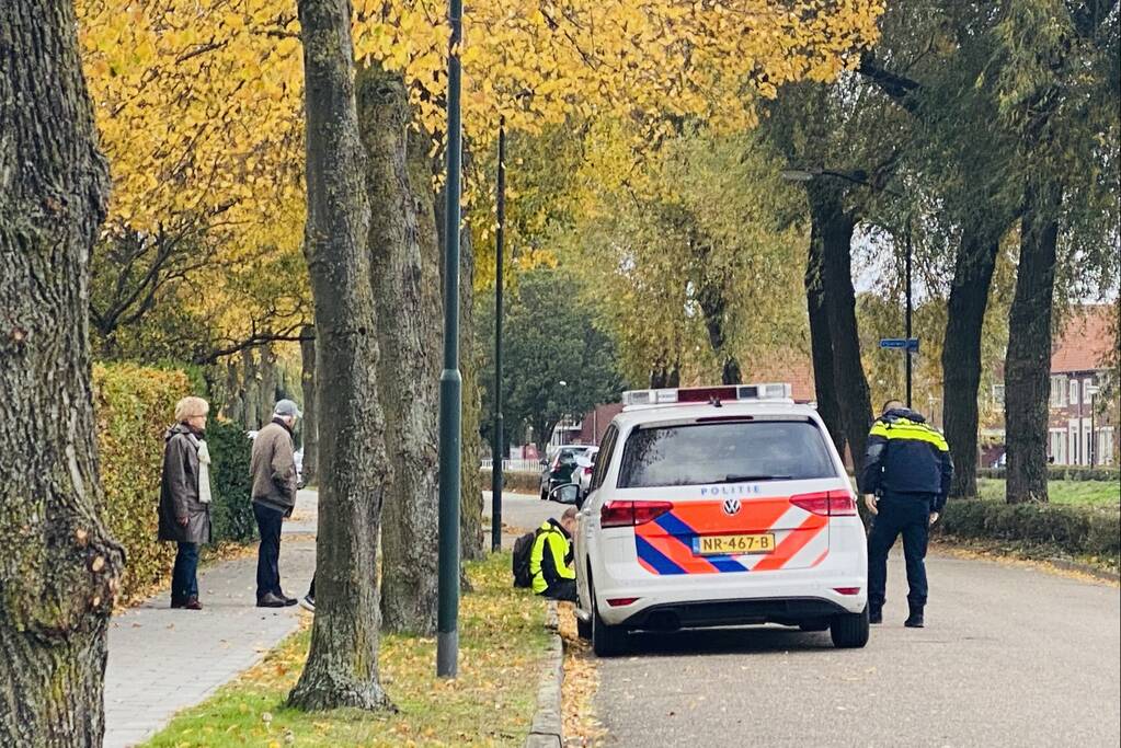 Fietser en scooterrijder botsen hard op elkaar