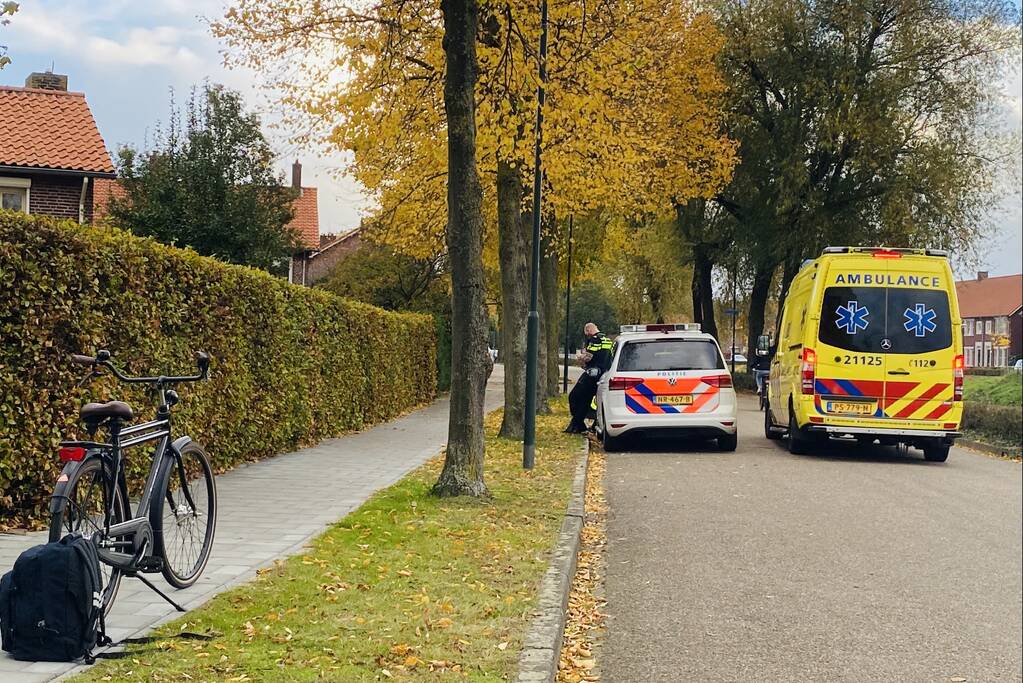 Fietser en scooterrijder botsen hard op elkaar
