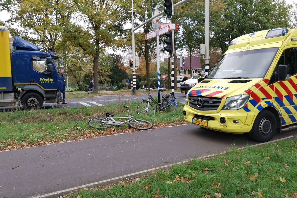 Overstekende fietser aangereden door auto
