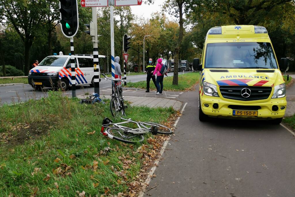 Overstekende fietser aangereden door auto