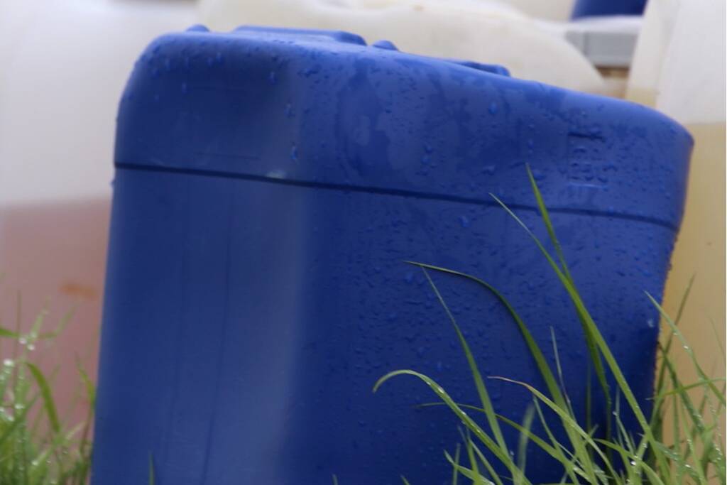 Jerrycan aangetroffen in het water