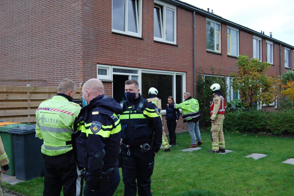 Personenauto rijdt door schutting