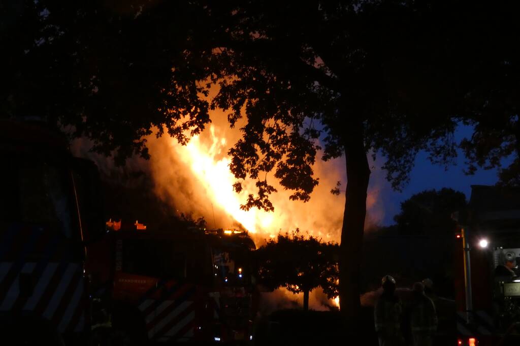 Grote uitslaande brand in woonboerderij met rieten kap