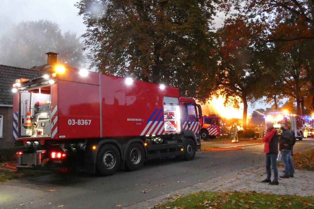 Grote uitslaande brand in woonboerderij met rieten kap