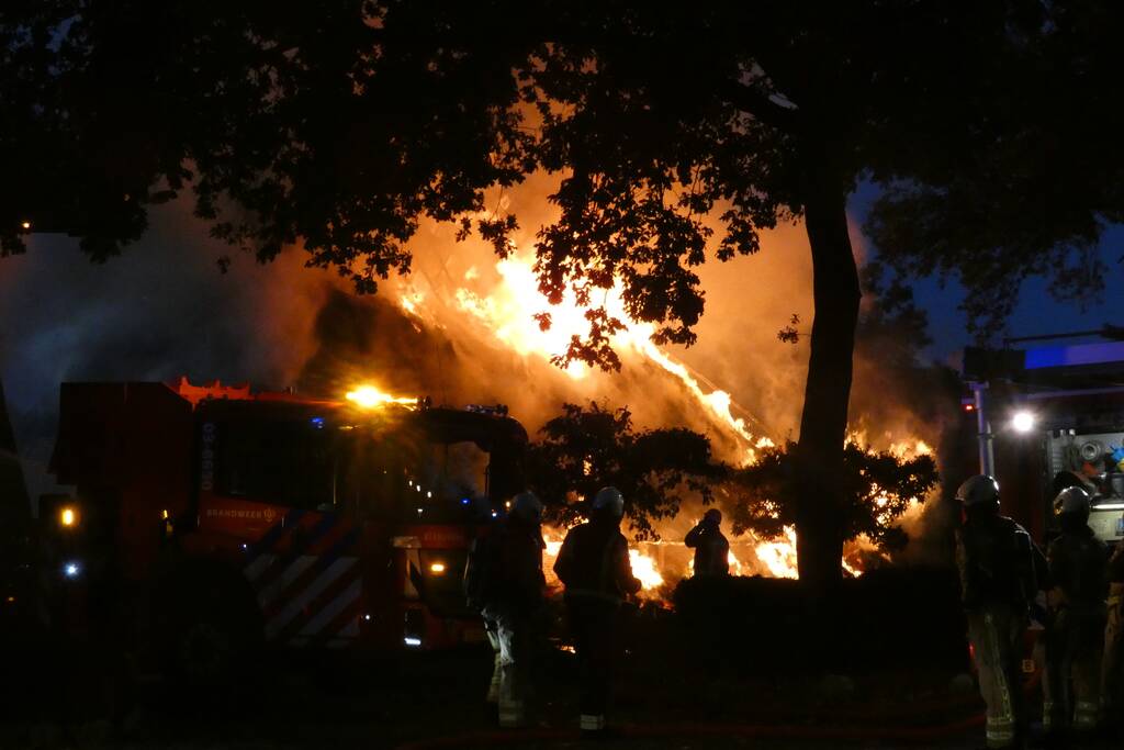 Grote uitslaande brand in woonboerderij met rieten kap
