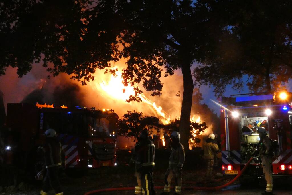 Grote uitslaande brand in woonboerderij met rieten kap