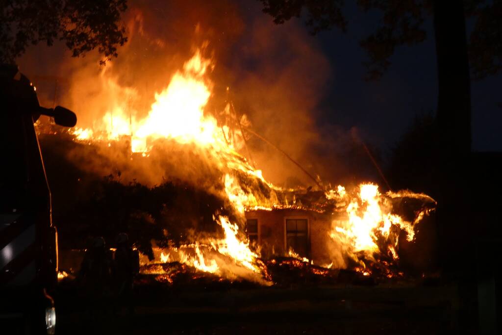 Grote uitslaande brand in woonboerderij met rieten kap
