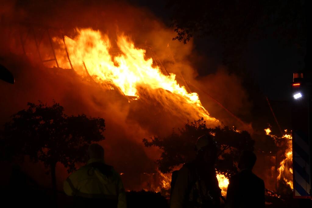 Grote uitslaande brand in woonboerderij met rieten kap