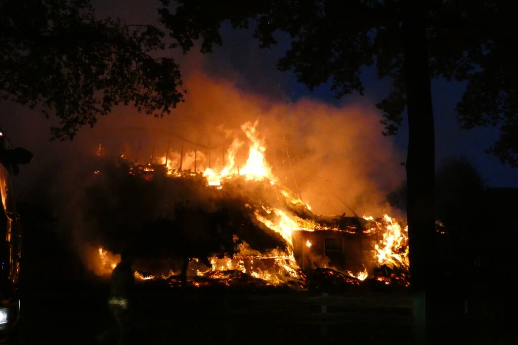 Grote uitslaande brand in woonboerderij met rieten kap
