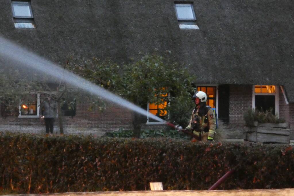 Grote uitslaande brand in woonboerderij met rieten kap