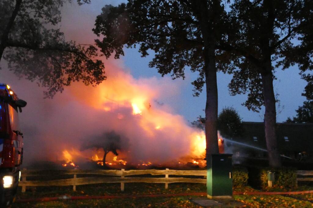 Grote uitslaande brand in woonboerderij met rieten kap