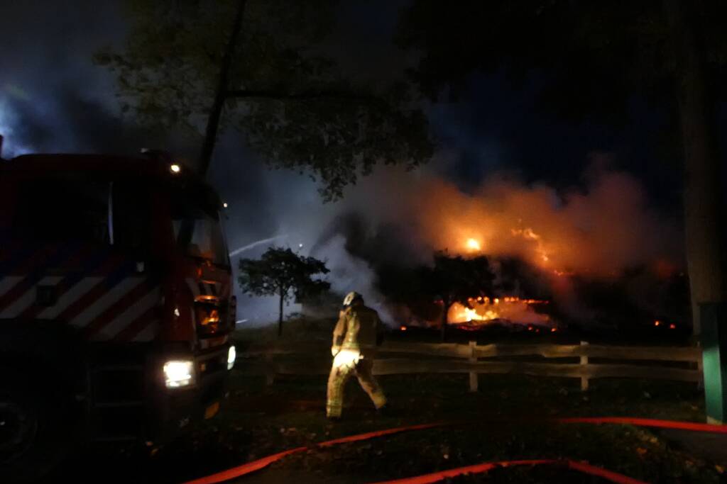Grote uitslaande brand in woonboerderij met rieten kap
