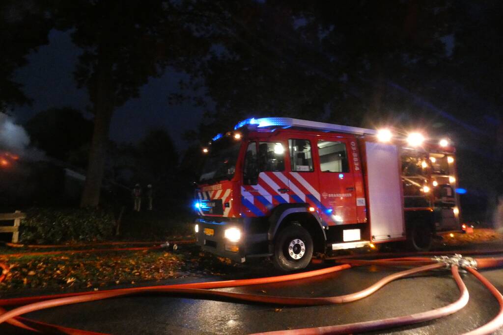 Grote uitslaande brand in woonboerderij met rieten kap