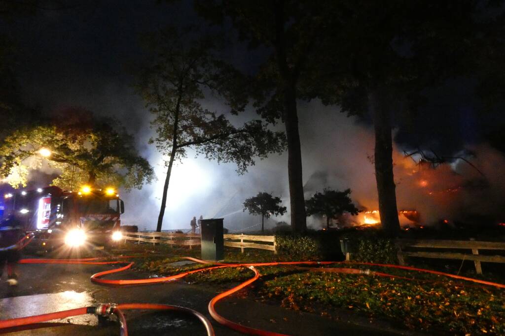 Grote uitslaande brand in woonboerderij met rieten kap