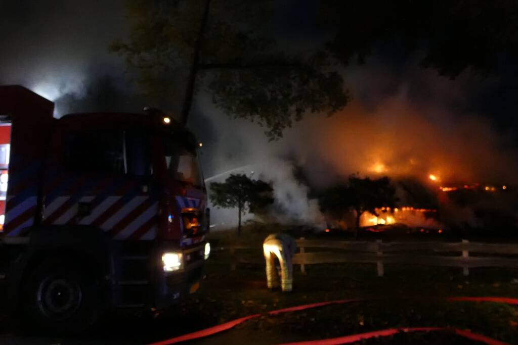 Grote uitslaande brand in woonboerderij met rieten kap