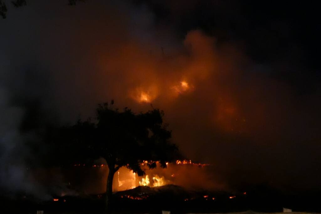 Grote uitslaande brand in woonboerderij met rieten kap