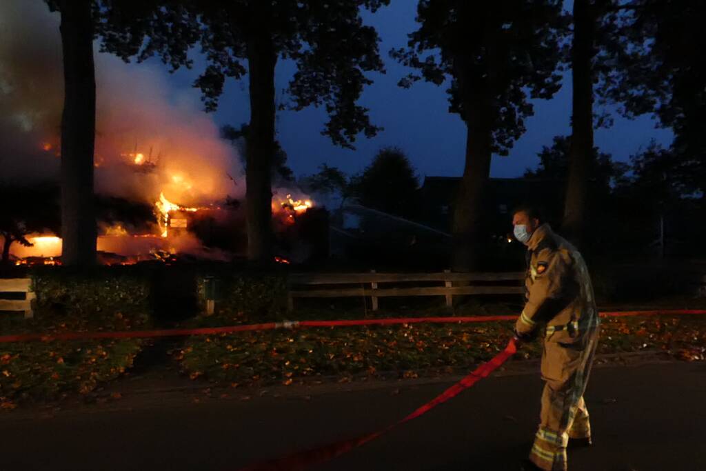 Grote uitslaande brand in woonboerderij met rieten kap