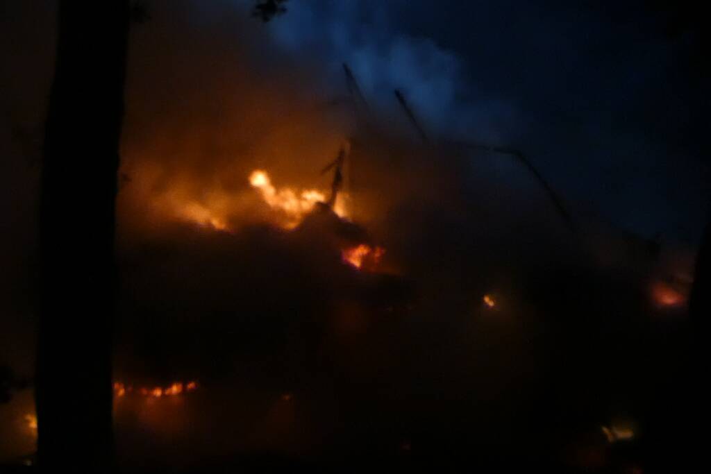 Grote uitslaande brand in woonboerderij met rieten kap