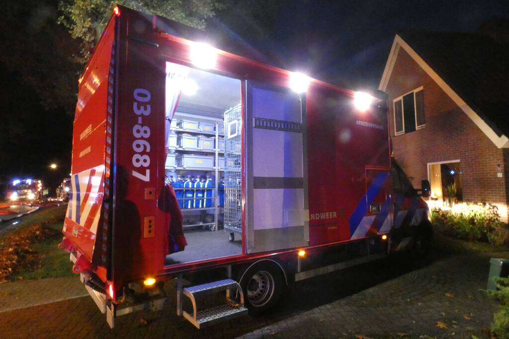 Grote uitslaande brand in woonboerderij met rieten kap