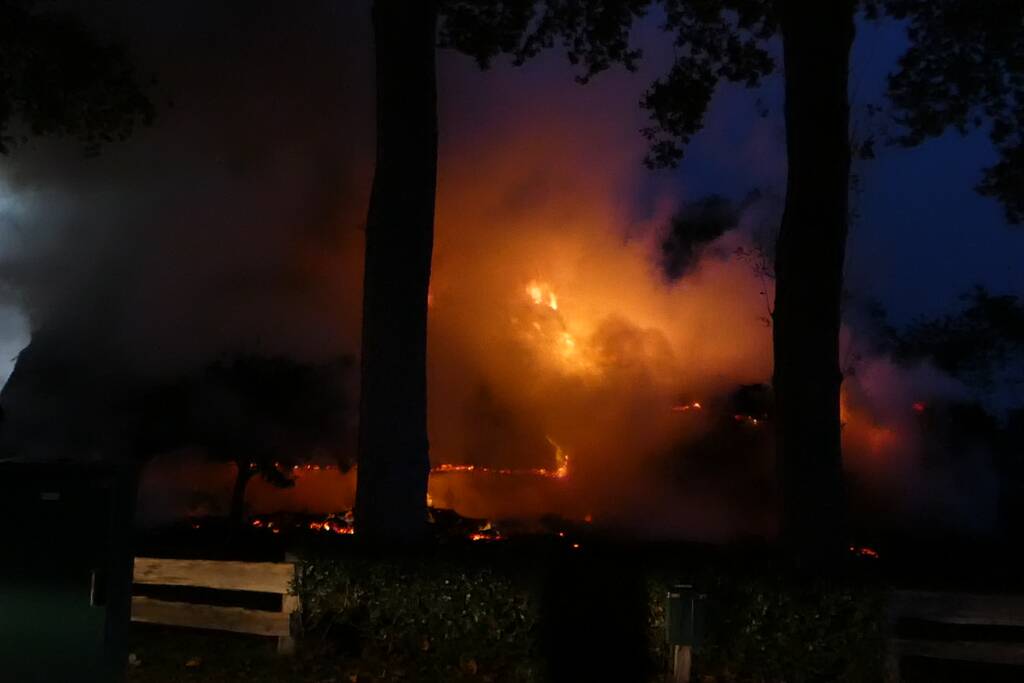 Grote uitslaande brand in woonboerderij met rieten kap