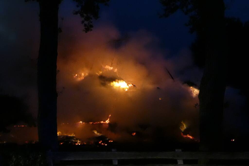 Grote uitslaande brand in woonboerderij met rieten kap
