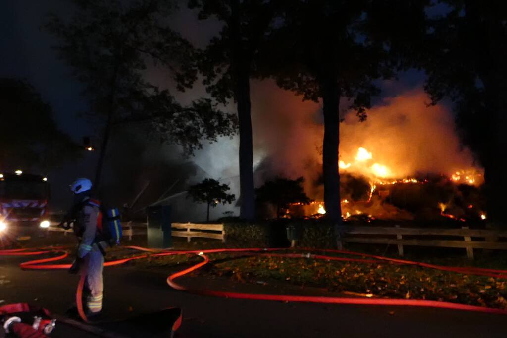 Grote uitslaande brand in woonboerderij met rieten kap