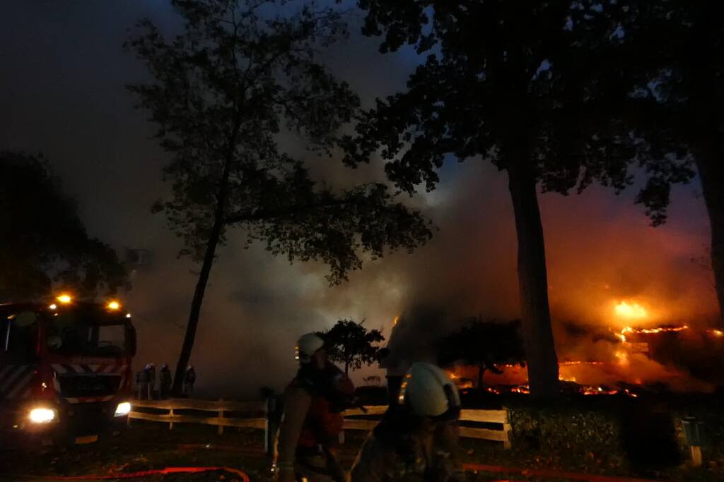 Grote uitslaande brand in woonboerderij met rieten kap