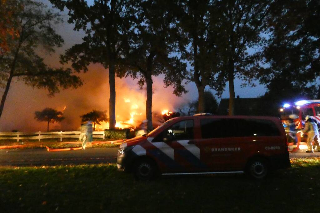 Grote uitslaande brand in woonboerderij met rieten kap