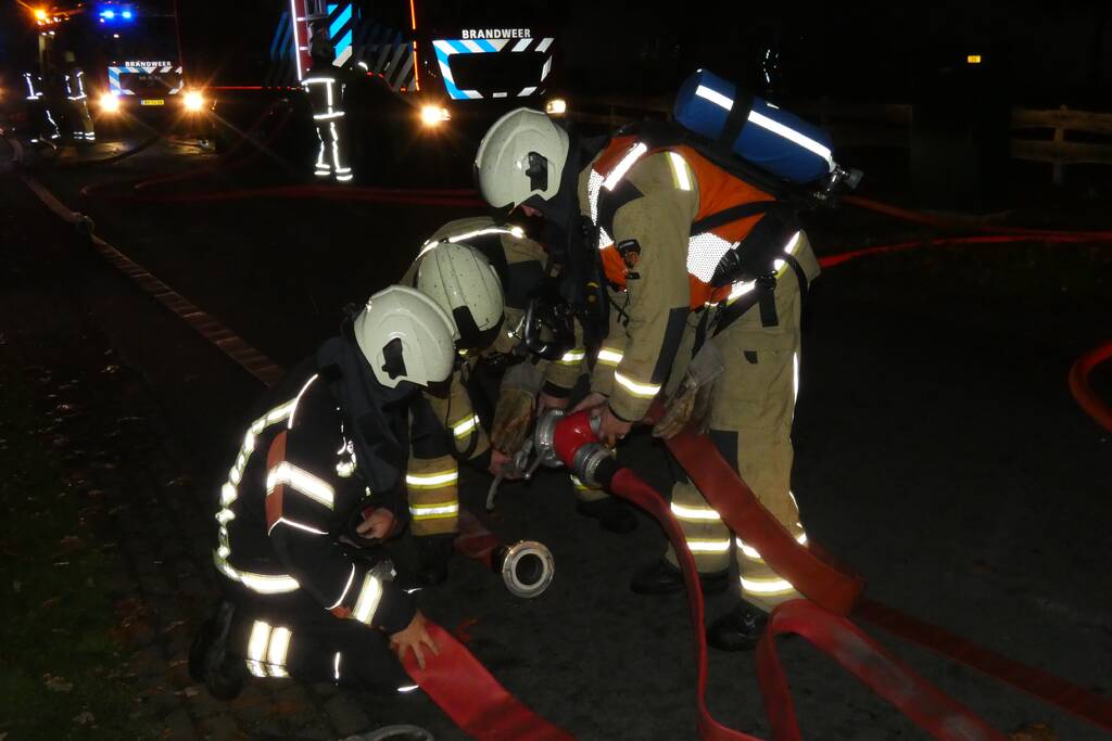 Grote uitslaande brand in woonboerderij met rieten kap