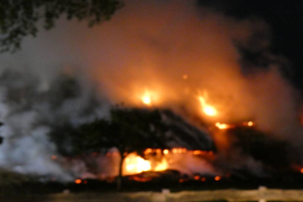 Grote uitslaande brand in woonboerderij met rieten kap