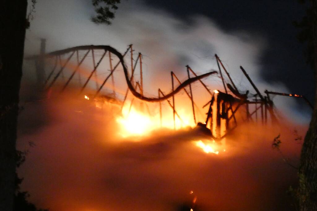 Grote uitslaande brand in woonboerderij met rieten kap