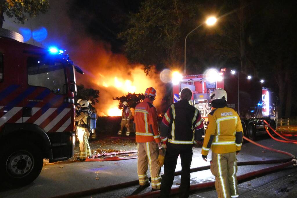 Grote uitslaande brand in woonboerderij met rieten kap