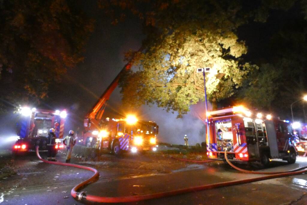 Grote uitslaande brand in woonboerderij met rieten kap
