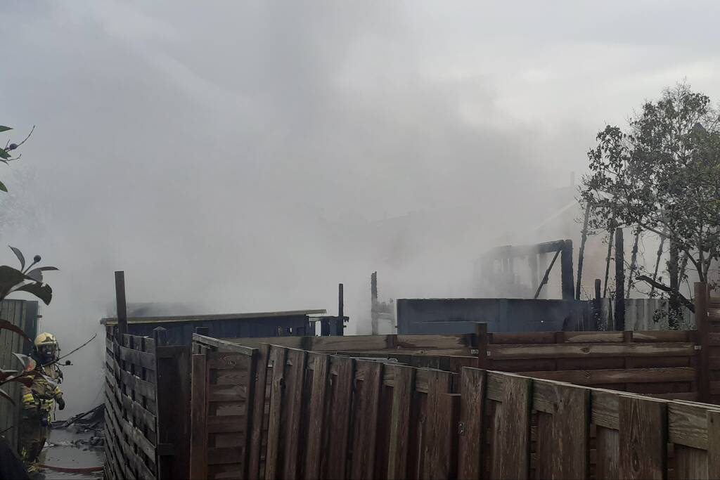 Camperbrand slaat over naar meerdere schuren