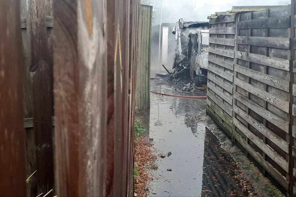 Camperbrand slaat over naar meerdere schuren