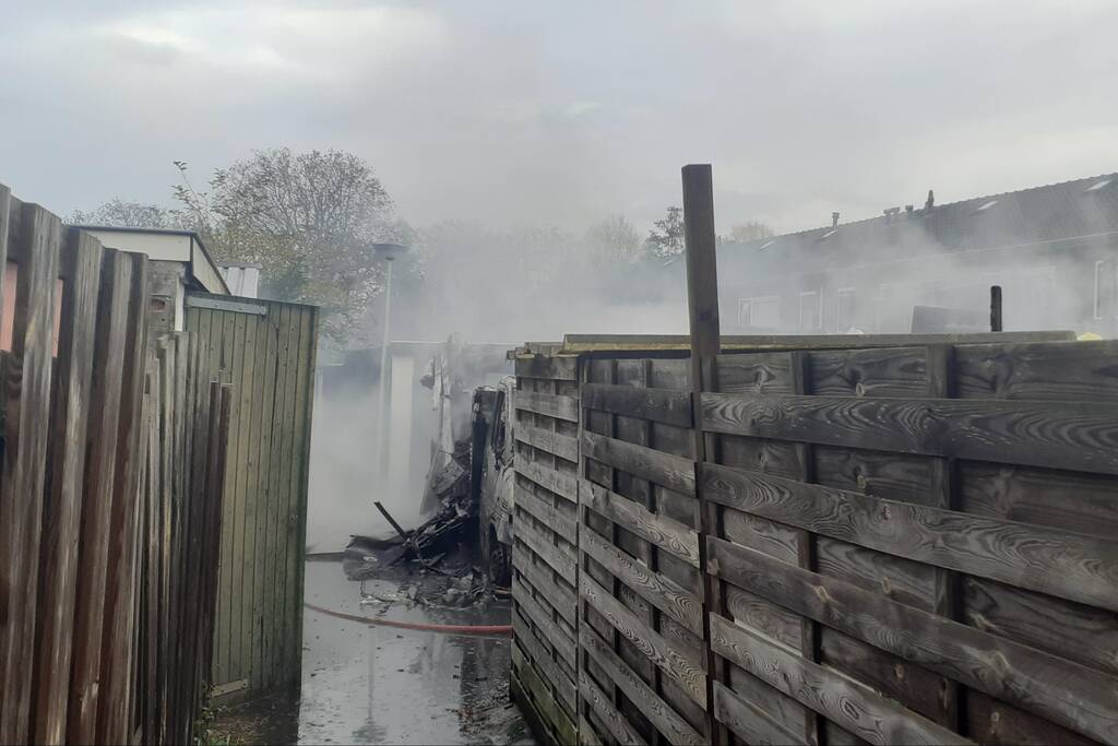 Camperbrand slaat over naar meerdere schuren