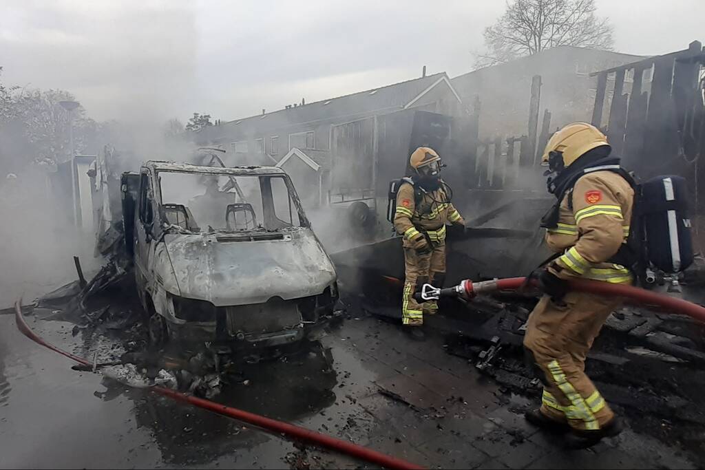 Camperbrand slaat over naar meerdere schuren