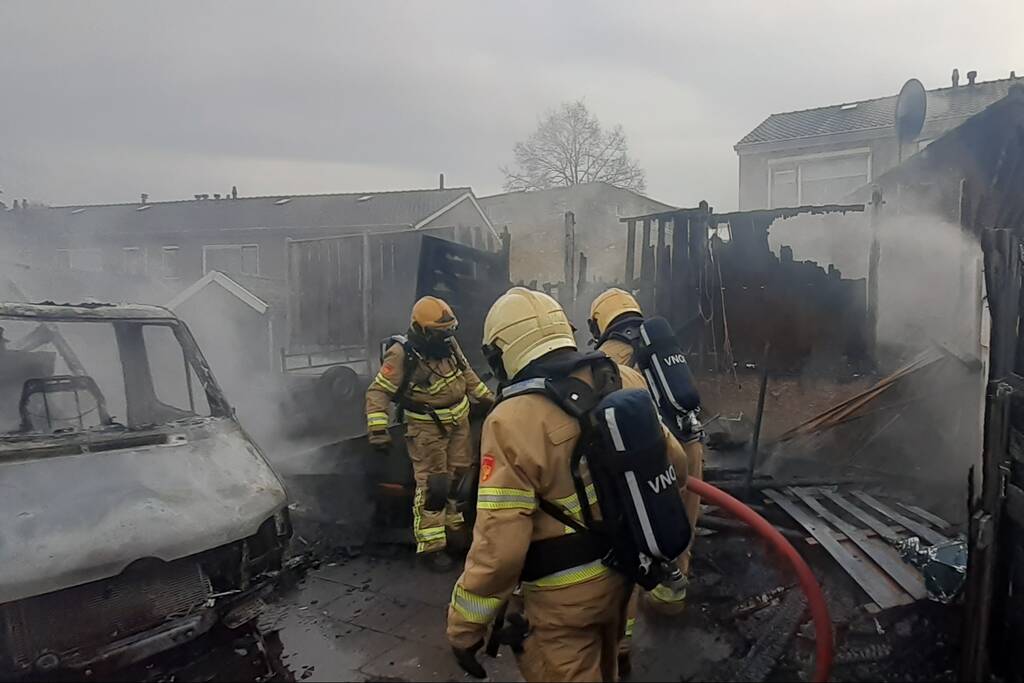 Camperbrand slaat over naar meerdere schuren