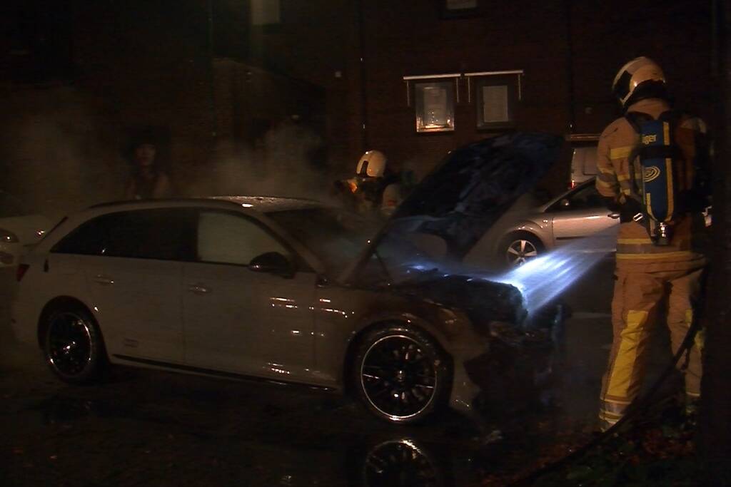 Audi verwoest door brand: buurtbewoner doet bluspoging
