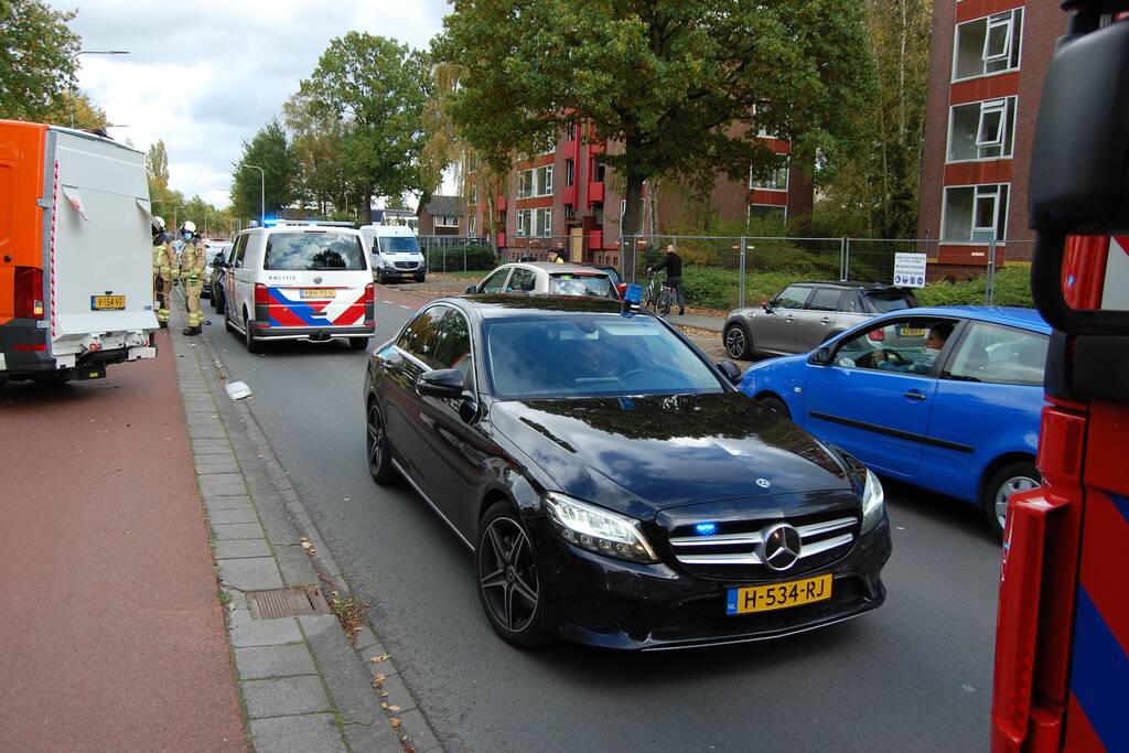 Bestelbus Postnl belandt met hoge snelheid tegen boom