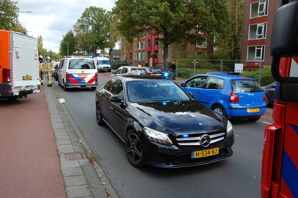 Bestelbus Postnl belandt met hoge snelheid tegen boom