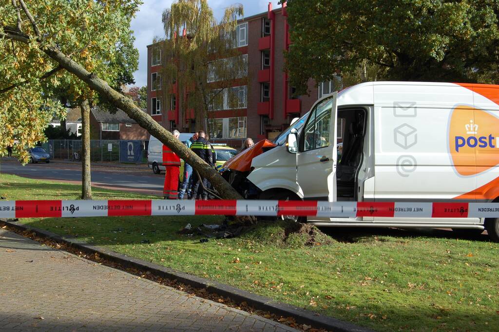 Bestelbus Postnl belandt met hoge snelheid tegen boom