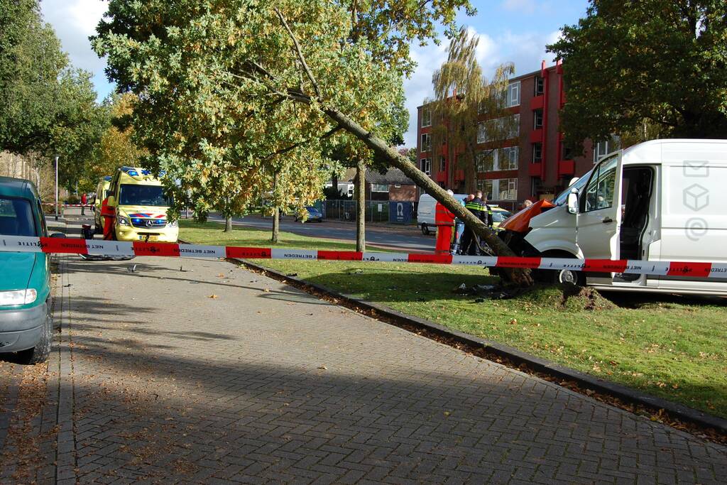 Bestelbus Postnl belandt met hoge snelheid tegen boom
