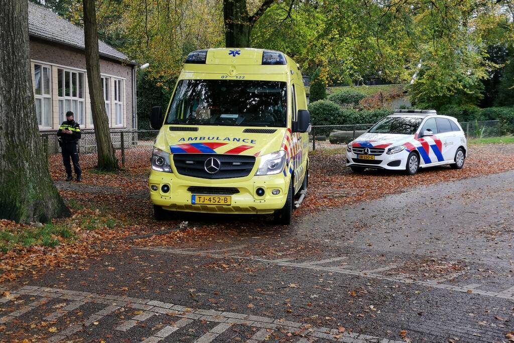 Fietser door bladeren op de weg onderuit gegaan